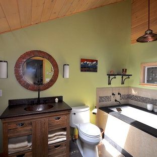 Aménagement d'une salle de bain principale craftsman de taille moyenne avec un lavabo intégré, un placard en trompe-l'oeil, des portes de placard en bois brun, un plan de toilette en cuivre, une baignoire encastrée, un WC à poser, un carrelage marron, carrelage en mosaïque, un mur vert et un sol en carrelage de porcelaine.