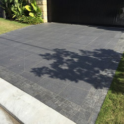 PA684A 600x600x20 porcelain paver with flamed basalt cobble border - Products