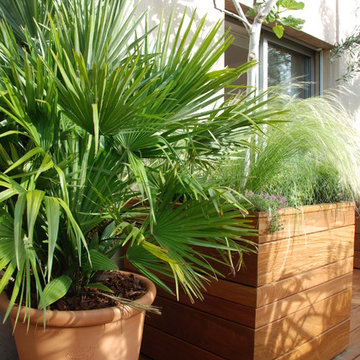 vue sur jardinière en bois exotique et pot Ravel