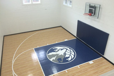 Inspiration for a timeless home gym remodel in Minneapolis