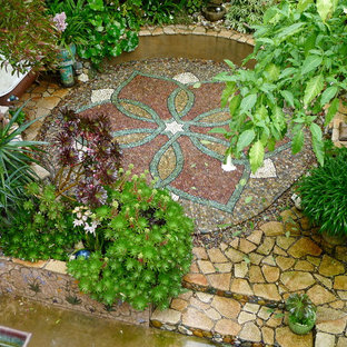 Stilmix Garten hinter dem Haus mit Natursteinplatten in San Francisco