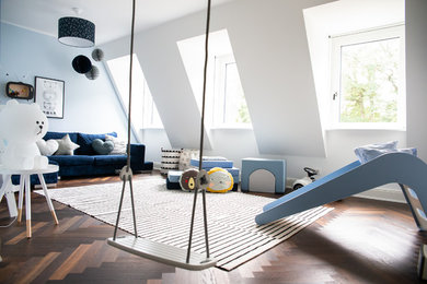 Großes Modernes Jungszimmer mit Spielecke, weißer Wandfarbe, braunem Holzboden und braunem Boden in Hamburg
