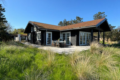 Sommerhus grund med hjemmehørende planter.