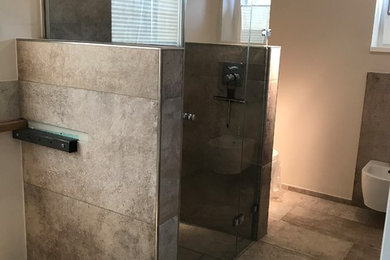Ejemplo de cuarto de baño contemporáneo de tamaño medio con ducha a ras de suelo y aseo y ducha