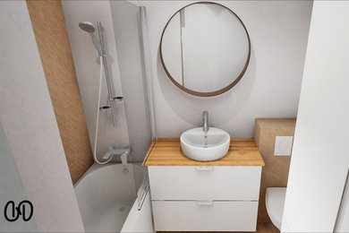 Imagen de cuarto de baño principal nórdico pequeño con bañera empotrada, sanitario de pared, baldosas y/o azulejos de cerámica, paredes blancas, suelo de baldosas de cerámica y suelo beige