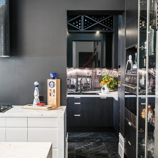 Idéer för mellanstora funkis vitt kök, med en dubbel diskho, släta luckor, svarta skåp, marmorbänkskiva, svart stänkskydd, stänkskydd i sten, rostfria vitvaror, marmorgolv, en köksö och svart golv