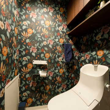 花柄の壁紙が印象的なトイレ空間