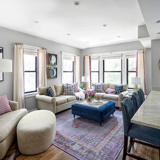 Idee per un piccolo soggiorno tradizionale aperto con sala della musica, pareti grigie, parquet scuro, nessun camino e TV a parete