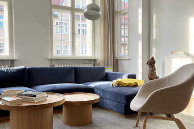 Großes, Abgetrenntes Modernes Wohnzimmer mit hellem Holzboden und Kassettendecke in Berlin