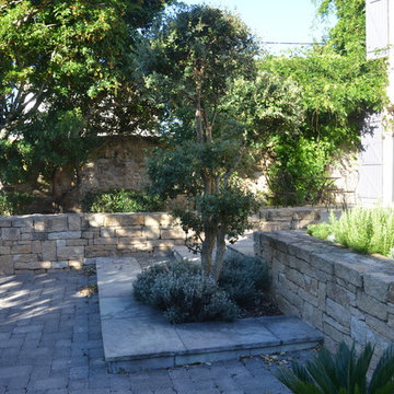 Cour plantée et muret en pierre