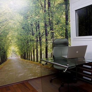 Inspiration for a modern home office and library in Tel Aviv.