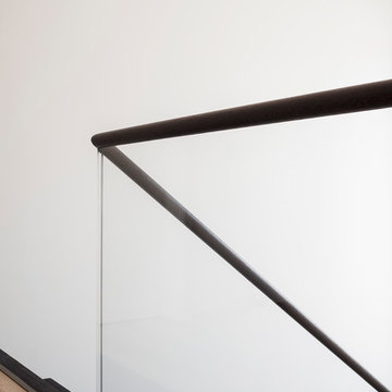 Faltwerk aus Wenge mit Weißglas auf Beton