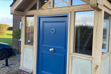 エセックスにあるラグジュアリーな広いトラディショナルスタイルのおしゃれな玄関ドア (青いドア) の写真