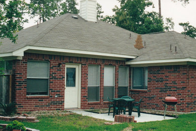 Imagen de patio de tamaño medio en patio trasero con losas de hormigón y toldo