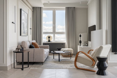 Foto di un soggiorno design di medie dimensioni con sala della musica, pareti bianche, pavimento in legno massello medio, TV a parete e pavimento beige