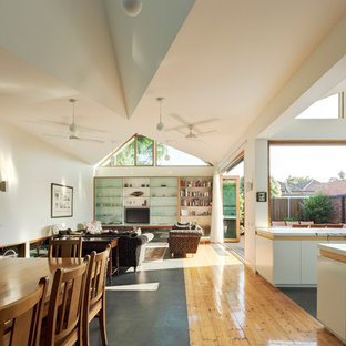 メルボルンの広いコンテンポラリースタイルのLDKの画像 (白い壁、コンクリートの床、暖炉なし)