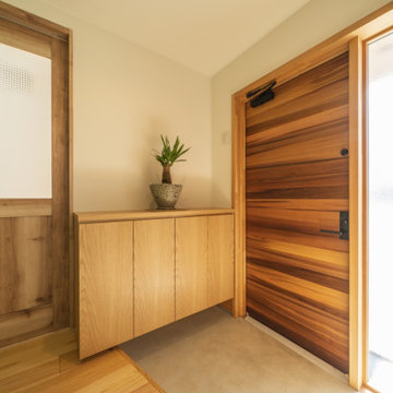 山の麓のだんだん屋根の家