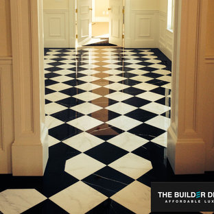 Klassisk inredning av en stor hall, med marmorgolv