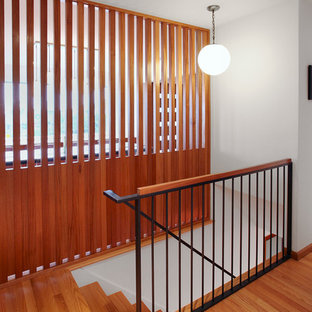 Foto de escalera retro con escalones de madera