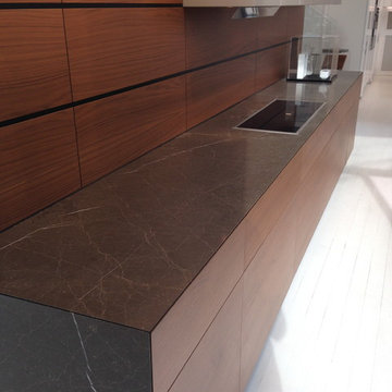 moderne Küche in Stein und Holz