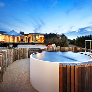 Oberirdischer, Kleiner Moderner Whirlpool hinter dem Haus in runder Form in Melbourne
