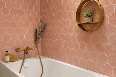 Inspiration pour une salle de bain design de taille moyenne.