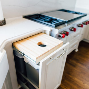 Esempio di una grande cucina ad U minimalista con lavello stile country, ante con bugna sagomata, ante bianche, top in quarzite, paraspruzzi bianco, elettrodomestici in acciaio inossidabile, parquet scuro, isola e pavimento marrone