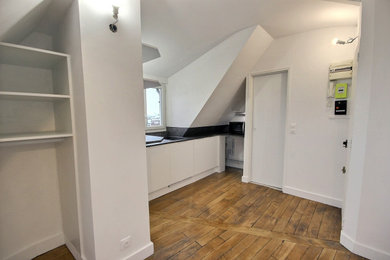 Modelo de sala de estar abierta moderna pequeña con paredes blancas y suelo de madera en tonos medios