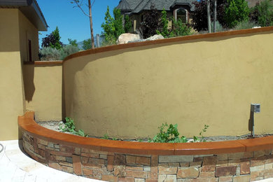 Diseño de patio tradicional renovado de tamaño medio sin cubierta en patio trasero con adoquines de ladrillo