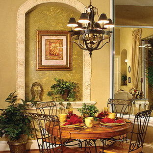 Пример оригинального дизайна: гостиная-столовая среднего размера в средиземноморском стиле с бежевыми стенами и паркетным полом среднего тона без камина