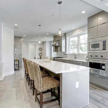 Modern Kitchen with High Gloss Acrilux II Door Style in Linear Silver