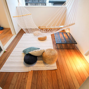 吹き抜け空間に天然木デッキ・洗練されたシンプルモダン外構