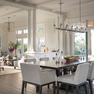 Пример оригинального дизайна: гостиная-столовая в морском стиле с белыми стенами, темным паркетным полом и коричневым полом