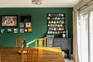Diseño de comedor de cocina contemporáneo de tamaño medio sin chimenea con paredes verdes, suelo vinílico y suelo blanco