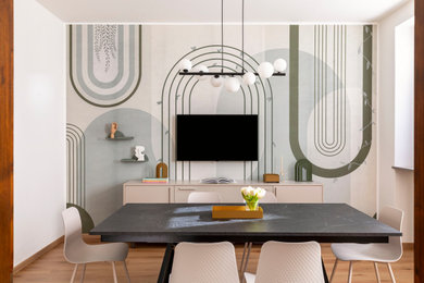 Esempio di una sala da pranzo aperta verso la cucina minimalista di medie dimensioni con pareti bianche, nessun camino e carta da parati