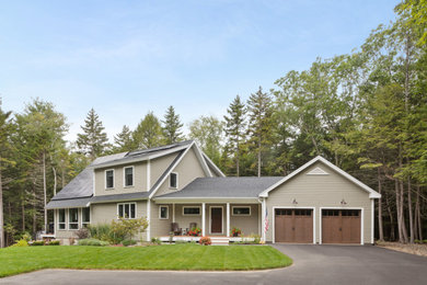 Ejemplo de fachada de casa beige y gris clásica de tamaño medio de dos plantas con revestimiento de hormigón, tejado a dos aguas, tejado de teja de madera y tablilla