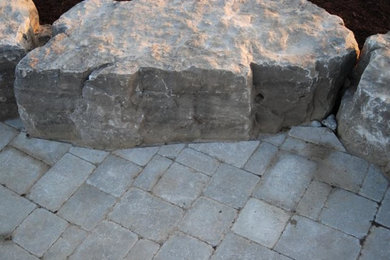 Inspiration for a traditional landscaping in Toronto.