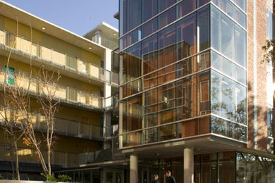 Foto de fachada minimalista grande de tres plantas con revestimientos combinados