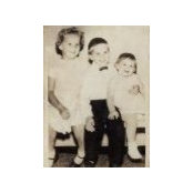 Gina MacKays foto