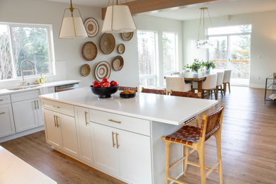 Example of a mid-sized transitional kitchen design
