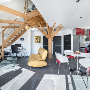 リールのコンテンポラリースタイルのLDKの画像 (白い壁、グレーの床)