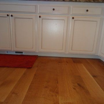 Oak Kitchen to Off-White with Glaze and Brown Accent Island