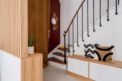 Idées déco pour une porte d'entrée contemporaine de taille moyenne avec un mur blanc, un sol en carrelage de céramique et un sol gris.