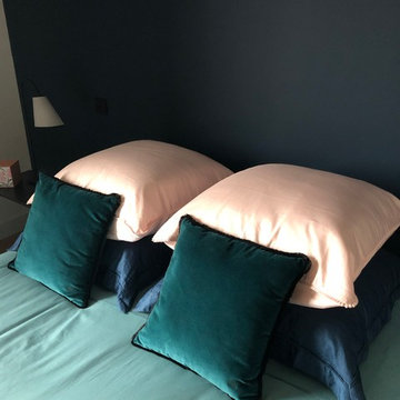 Un mur bleu nuit pour la chambre de princesse de 18 ans