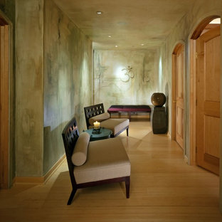 フェニックスの大きいトランジショナルスタイルのおしゃれなヨガスタジオ (緑の壁、竹フローリング、茶色い床) の写真