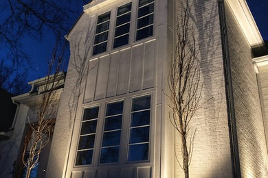 Ejemplo de fachada blanca clásica grande de dos plantas con tejado a dos aguas