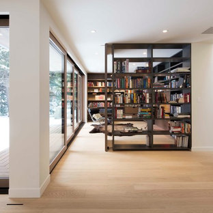 ソルトレイクシティの大きいモダンスタイルのおしゃれなホームオフィス・仕事部屋 (ライブラリー、白い壁、淡色無垢フローリング、茶色い床、自立型机、暖炉なし) の写真
