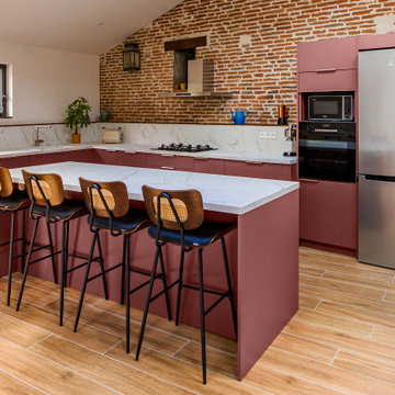 La cuisine rouge brun et marbre de Sophie et Julie