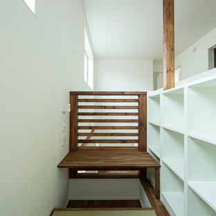 Design ideas for a modern home office and library in Sapporo with tatami flooring and a built-in desk.