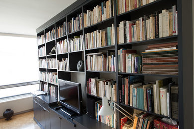 Home office - traditional home office idea in Montreal
